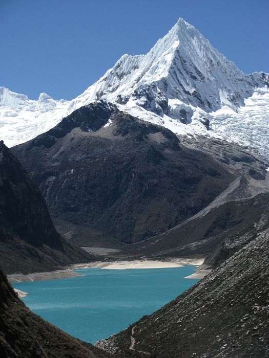 Laguna Paron a nad ní Piramida 5885m